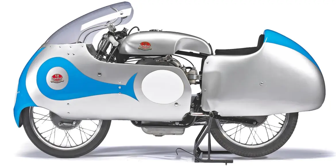 Historisches Rennmotorrad von 1957 mit silber-blauer Dustbin-Verkleidung im Studio, seitlich aufgenommen.