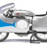 Historisches Rennmotorrad von 1957 mit silber-blauer Dustbin-Verkleidung im Studio, seitlich aufgenommen.