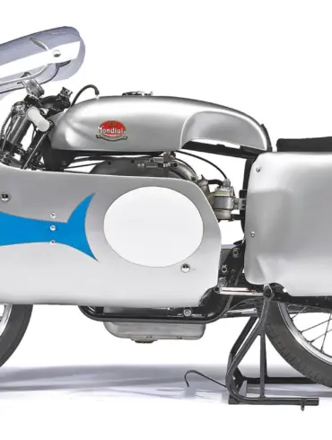 Historisches Rennmotorrad von 1957 mit silber-blauer Dustbin-Verkleidung im Studio, seitlich aufgenommen.