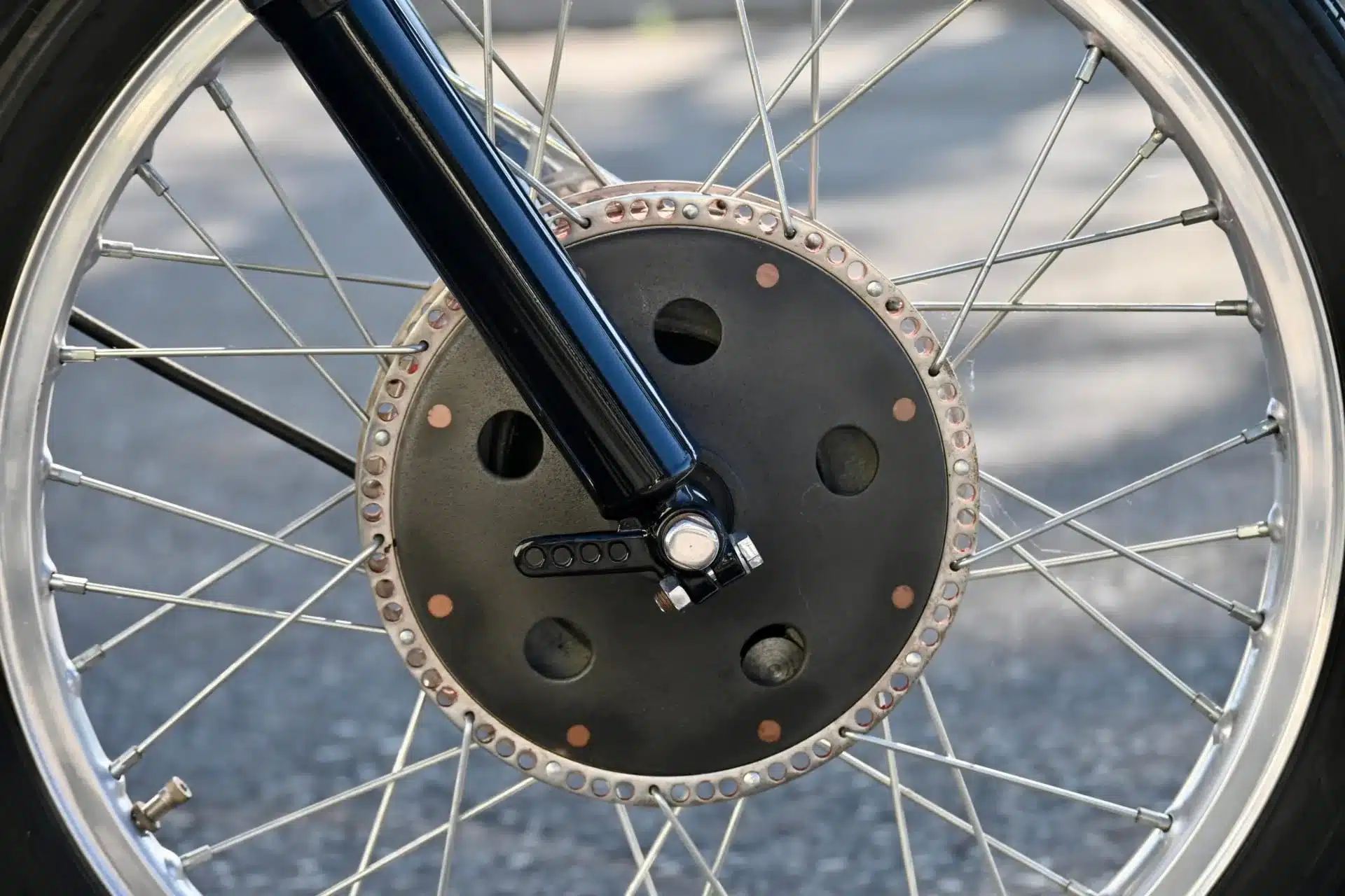 Nahaufnahme des Vorderrads mit großdimensionierter Trommelbremse eines klassischen Rennmotorrads aus den 1950er Jahren