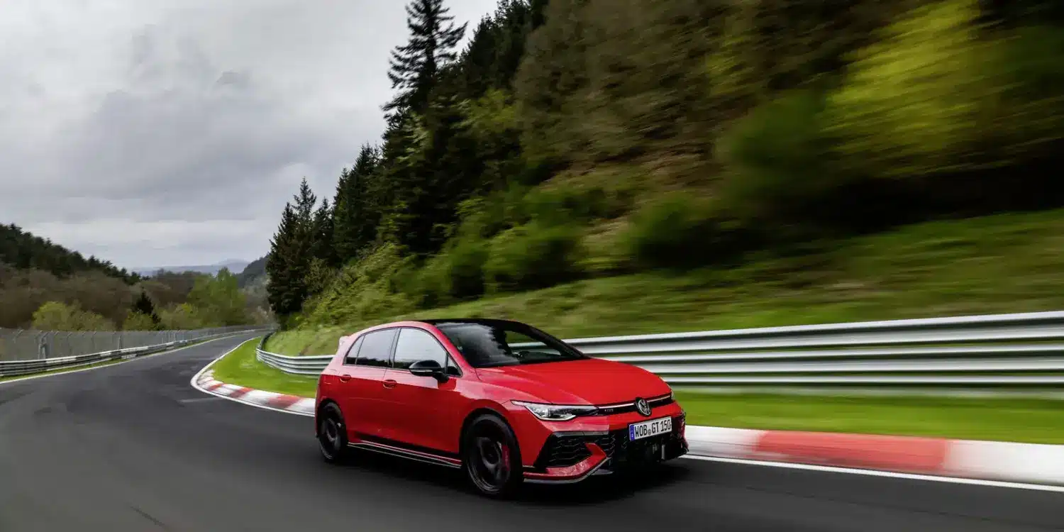 Volkswagen Golf GTI Edition 50 in Tornadorot auf der Rennstrecke Nürburgring Nordschleife, in Fahrt aufgenommen.