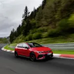 Volkswagen Golf GTI Edition 50 in Tornadorot auf der Rennstrecke Nürburgring Nordschleife, in Fahrt aufgenommen.