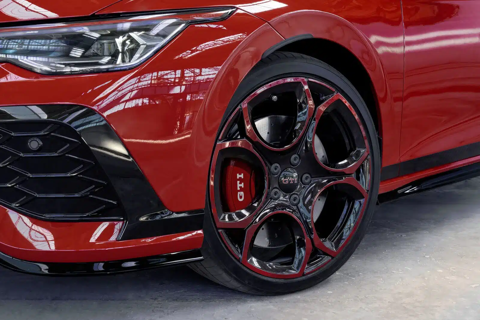 19-Zoll-Warmenau-Leichtmetallrad und roter GTI-Bremssattel am neuen Golf GTI Edition 50 in Tornadorot