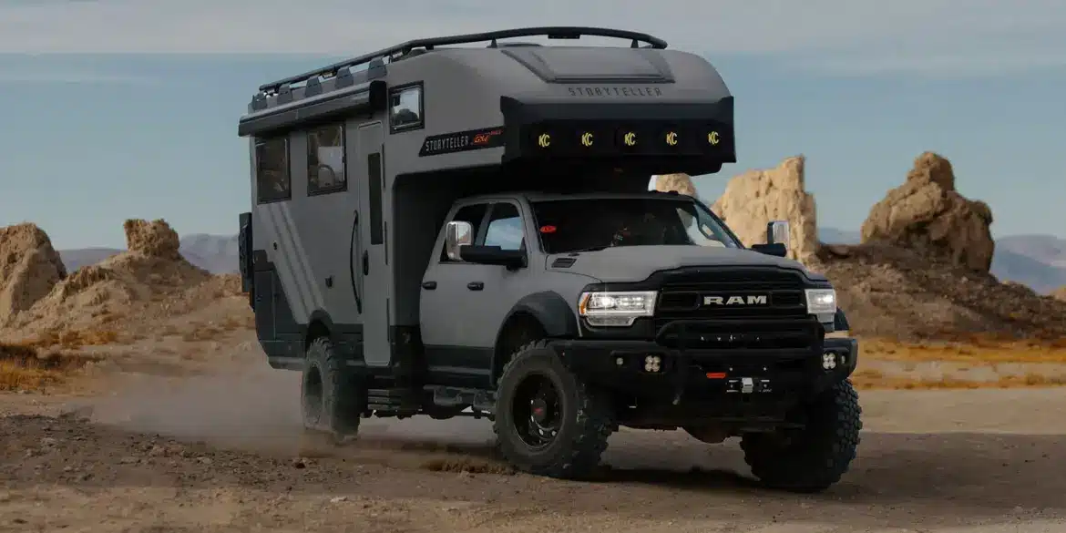 GXV HILT Adventure Truck auf Offroad-Piste mit felsiger Kulisse im Hintergrund.