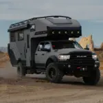 GXV HILT Adventure Truck auf Offroad-Piste mit felsiger Kulisse im Hintergrund.