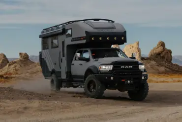 GXV HILT Adventure Truck auf Offroad-Piste mit felsiger Kulisse im Hintergrund.