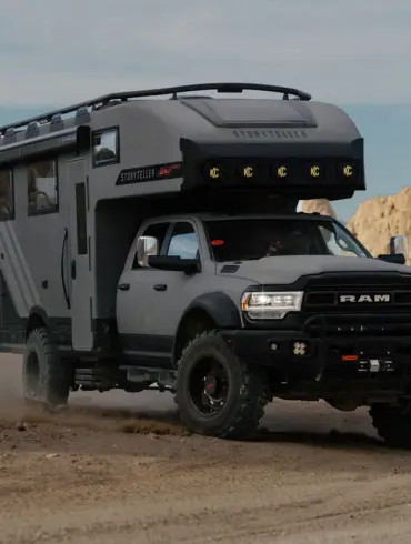 GXV HILT Adventure Truck auf Offroad-Piste mit felsiger Kulisse im Hintergrund.