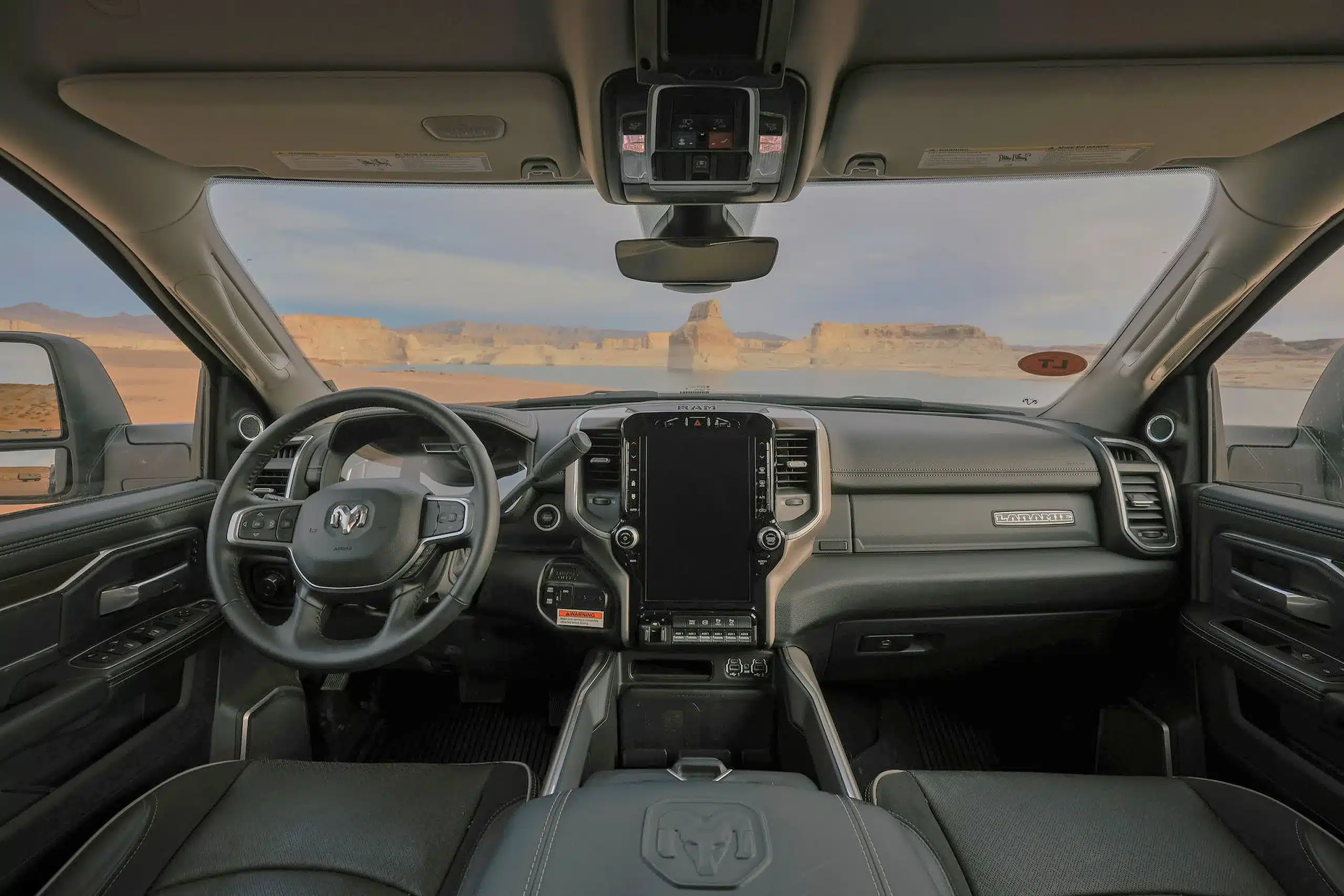 Innenraum und Armaturenbrett des GXV HILT Adventure Trucks vor Wüstenkulisse