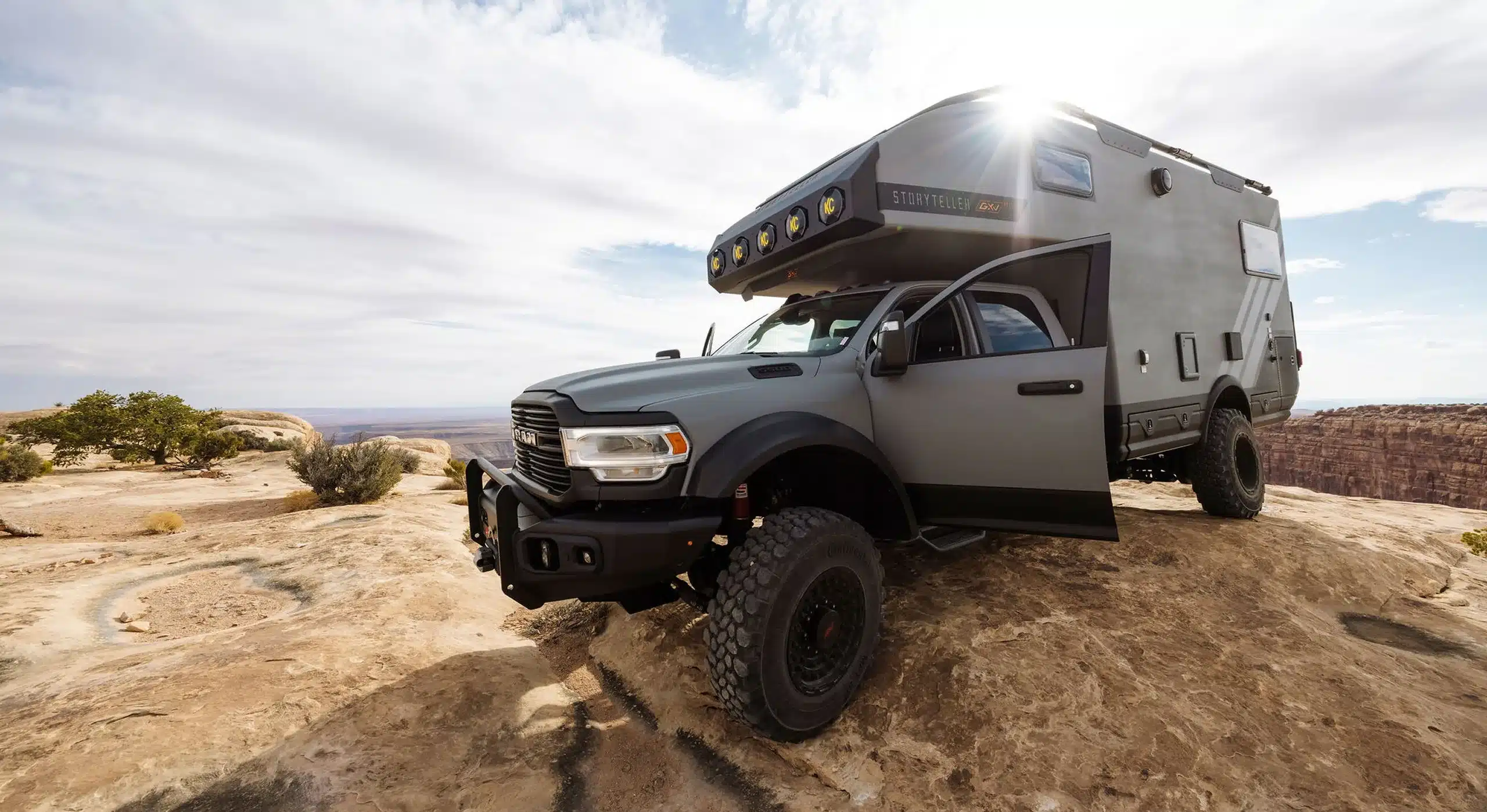 Expeditionsfahrzeug GXV HILT auf felsigem Terrain mit geöffneter Tür, robustem Aufbau und Lichtleiste.
