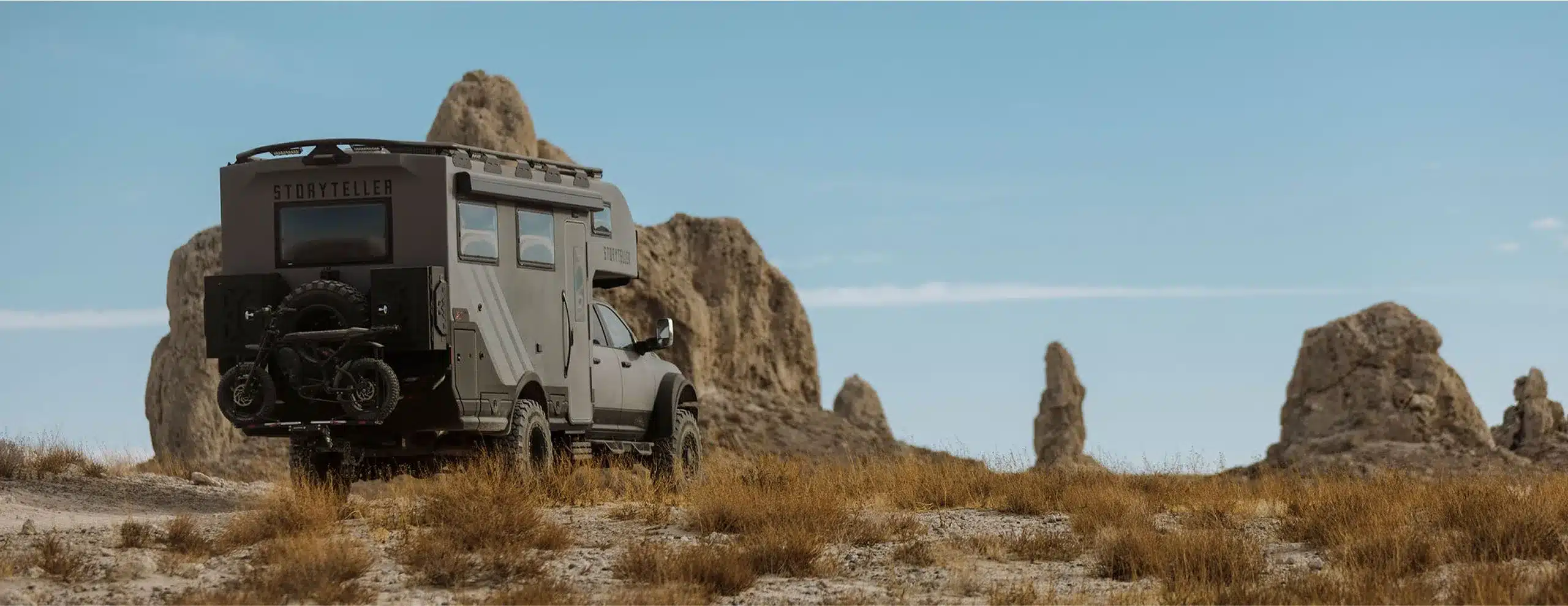 GXV HILT Adventure Truck von hinten, abseits befestigter Wege in einer Felslandschaft.