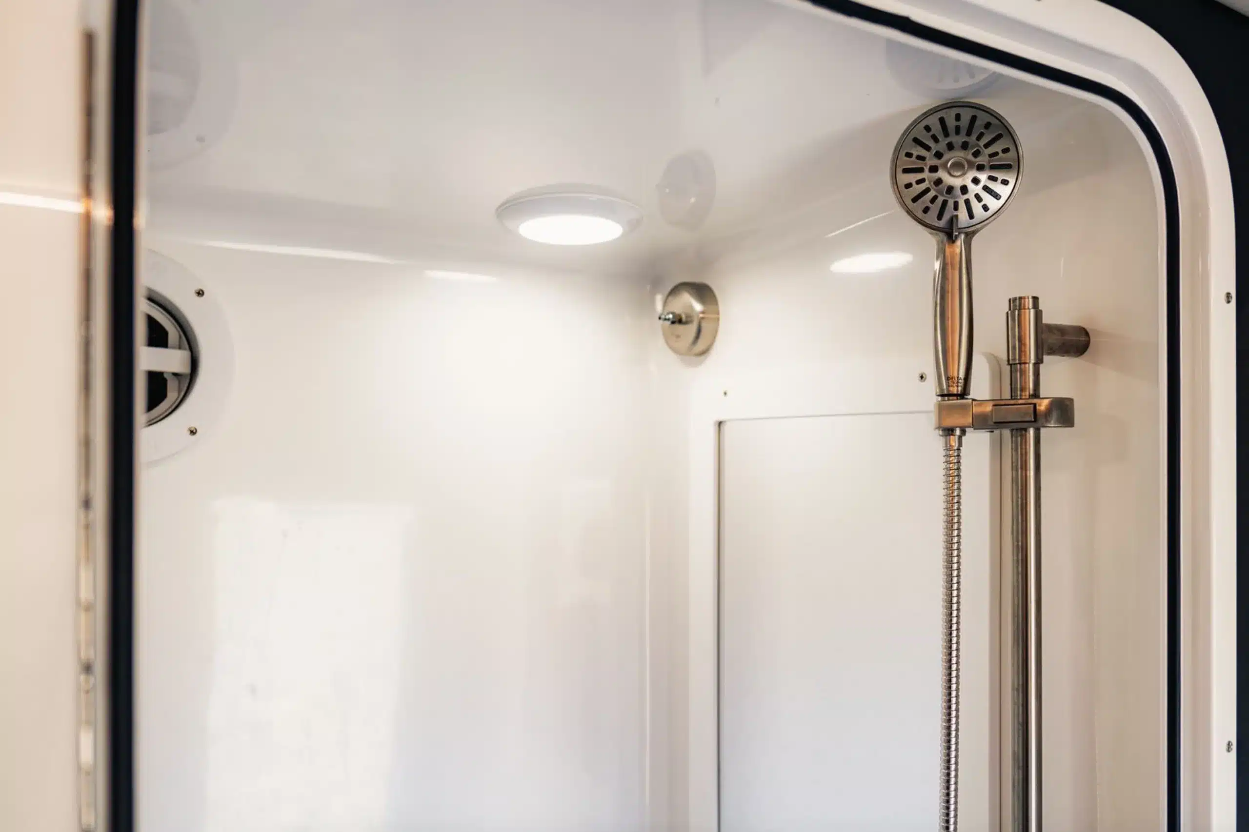 Moderne Duschkabine mit Handbrause und LED-Beleuchtung im Expeditionsmobil GXV HILT.