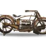 Unrestaurierte Henderson De Luxe von 1925, seitlich aufgenommen, Vierzylinder-Seitenventilmotor, sichtbarer Originalzustand und Patina.