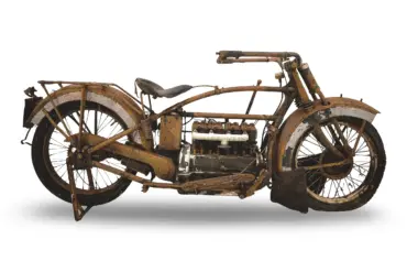 Unrestaurierte Henderson De Luxe von 1925, seitlich aufgenommen, Vierzylinder-Seitenventilmotor, sichtbarer Originalzustand und Patina.