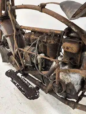 Unrestauriertes Motorrad Henderson De Luxe von 1925 mit sichtbaren Korrosionsspuren am Rahmen und Motor