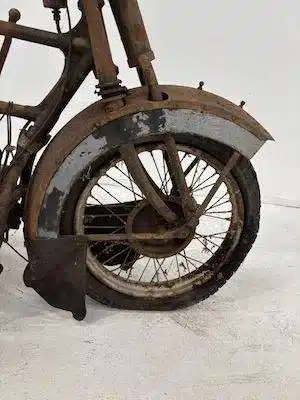 Nahaufnahme des Hinterrades einer stark patinierten Henderson De Luxe von 1925, rostiger Zustand mit sichtbaren Gebrauchsspuren
