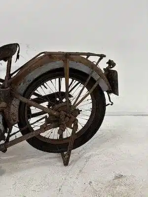 Unrestauriertes Hinterrad und Rahmen einer historischen Henderson De Luxe von 1925, Nahaufnahme