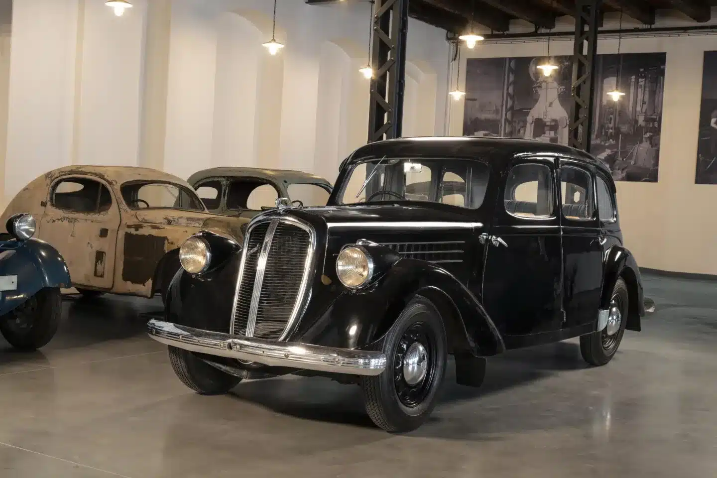 Ausstellung mit historischen Škoda-Automobilen im Fundzustand in einer restaurierten Fabrikhalle
