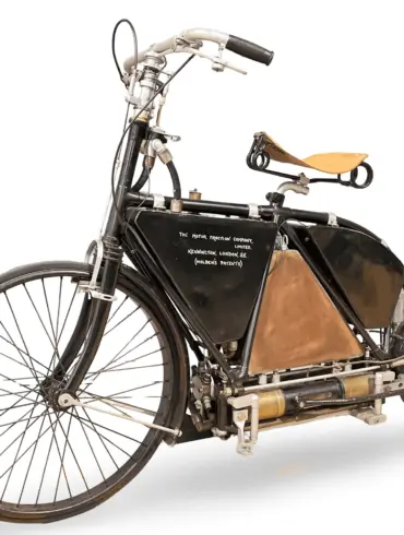 Historisches Holden-Motor Bicycle von 1898 mit Vierzylindermotor und Direktantrieb, restauriertes Ausstellungsstück.