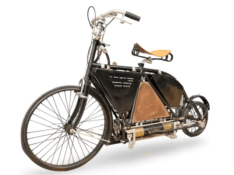 Historisches Holden-Motor Bicycle von 1898 mit Vierzylindermotor und Direktantrieb, restauriertes Ausstellungsstück.