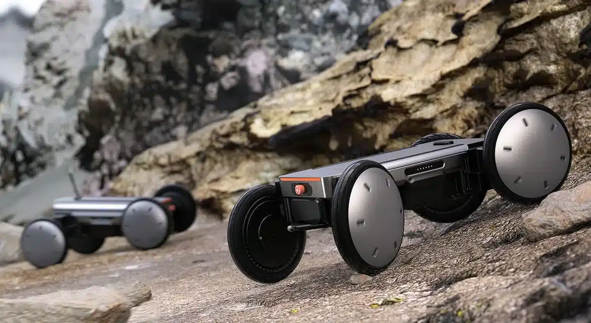 Zwei Hyundai MobED-Roboter mit vier großen Rädern auf felsigem Untergrund