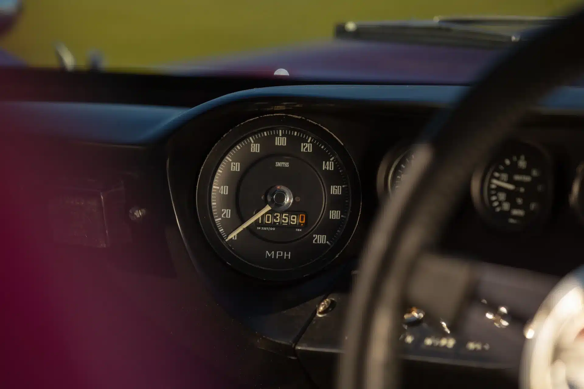 Nahaufnahme des Tachometers im Cockpit des klassischen Ford GT40 MkI von 1965