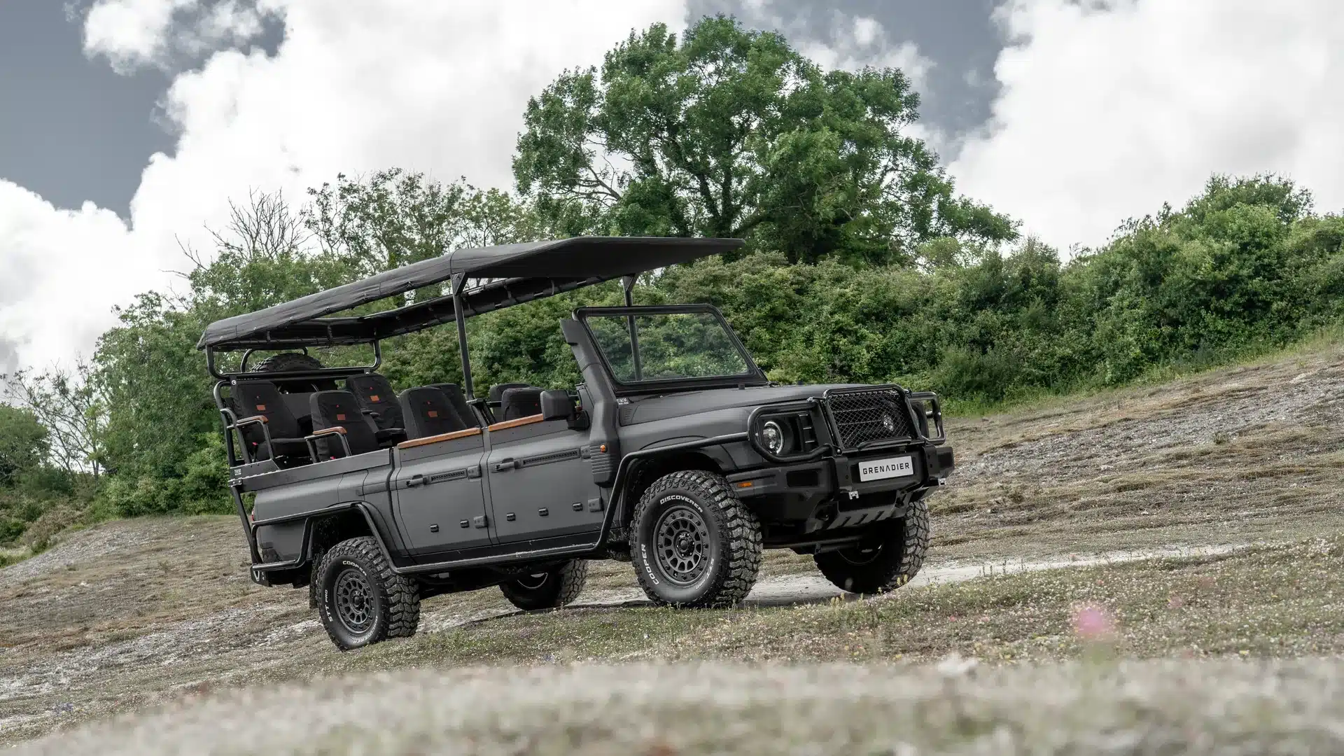 INEOS Grenadier Game Viewer als offenes Safari-Fahrzeug mit Stoffdach und erhöhter Sitzreihe im Gelände