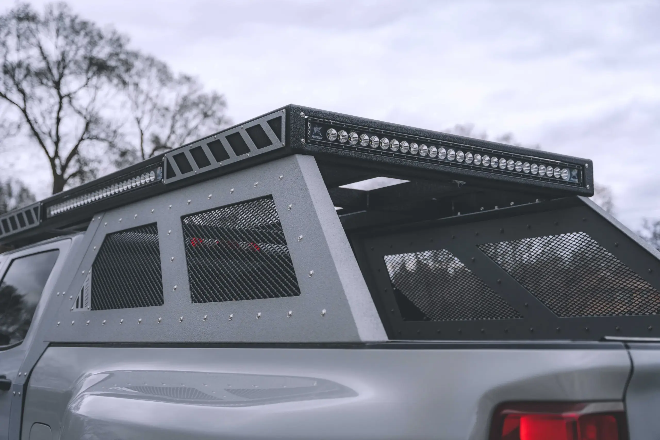 Verstärkter Ladeflächenaufbau mit LED-Lightbar und Gittereinsätzen am International CV515