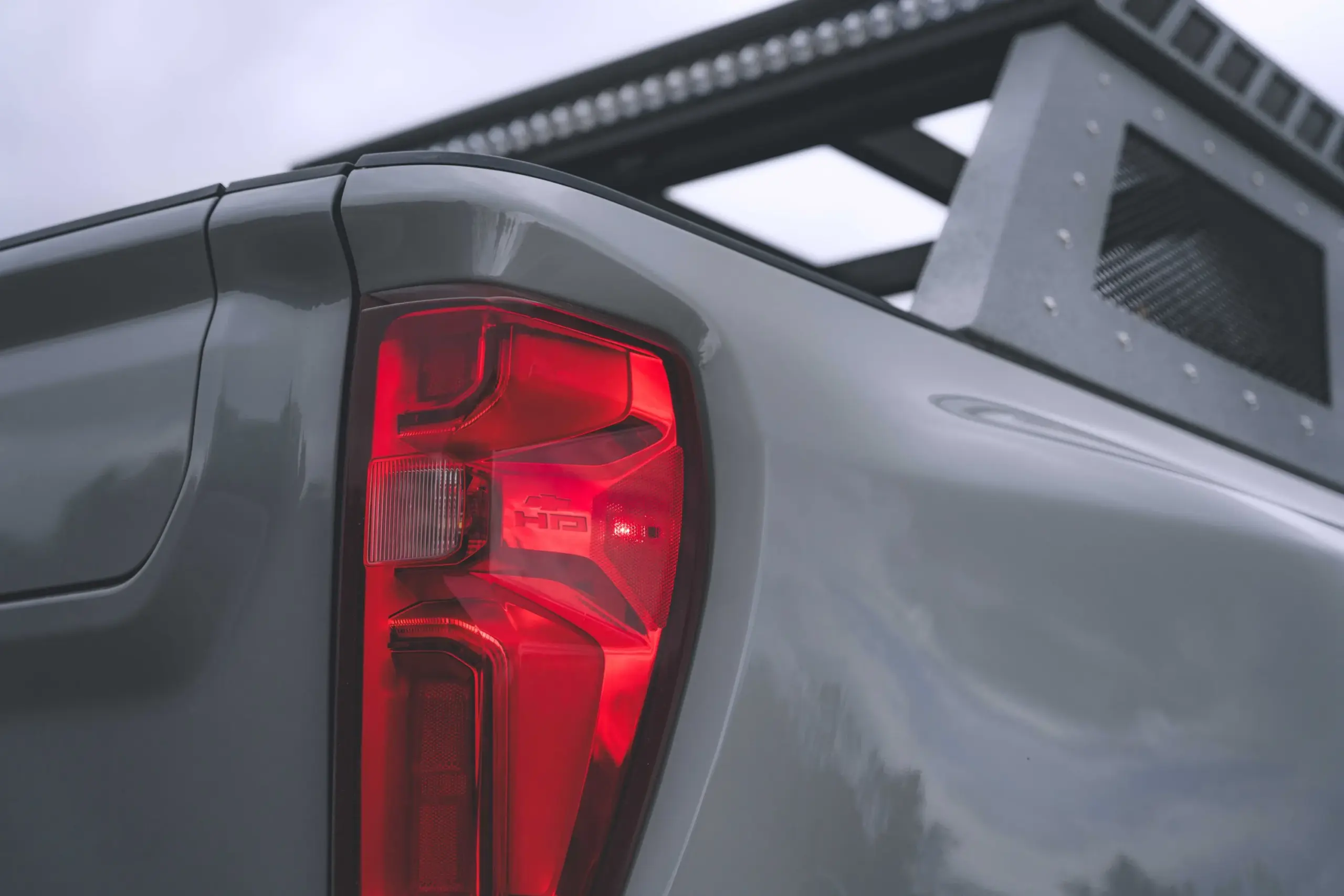 Detailaufnahme der Heckleuchte und der Ladefläche eines in Nardo-Grau lackierten International CV515 mit Zubehör