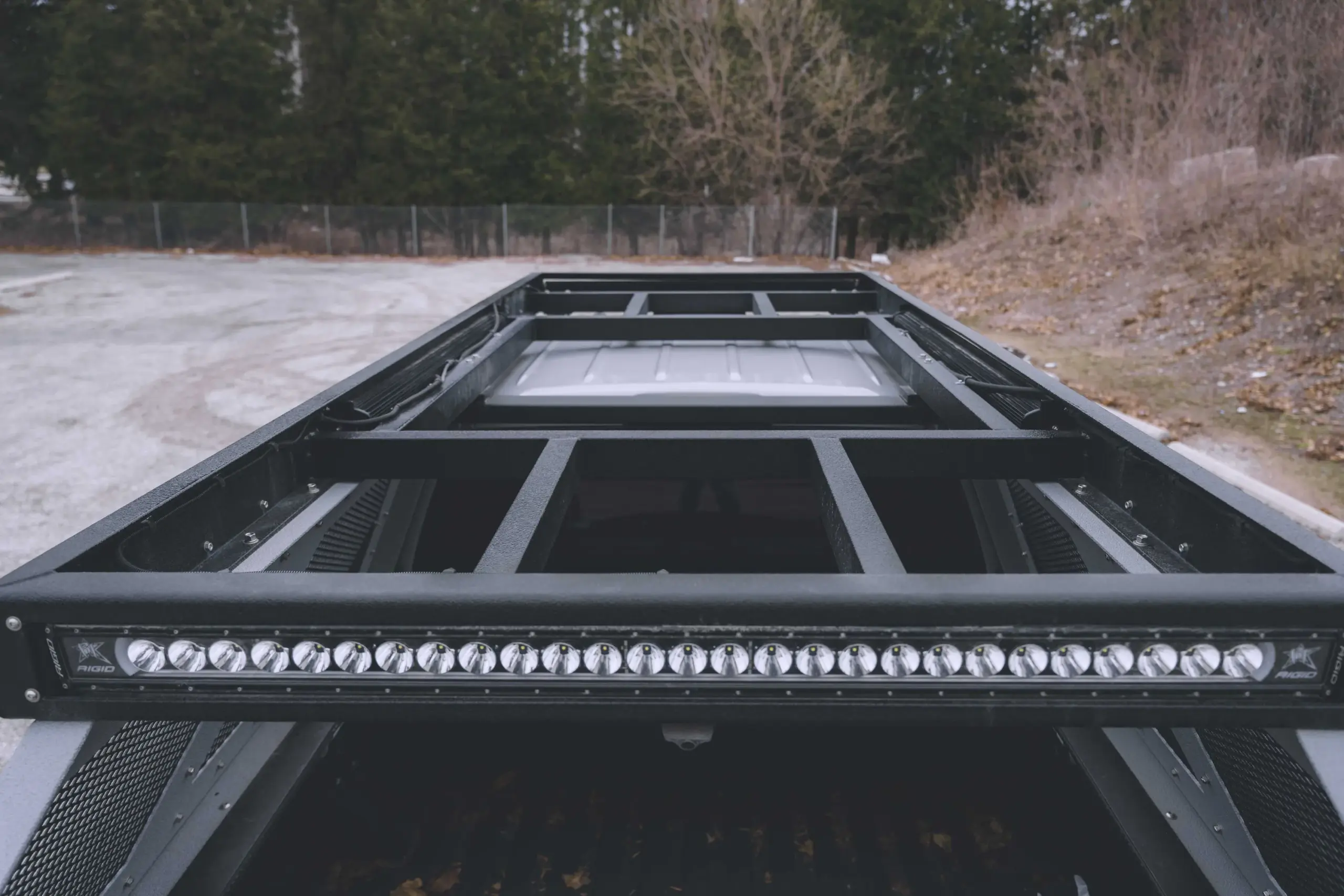 Line-X-beschichteter Laderaum mit LED-Lightbar und stabiler Rahmenstruktur eines International CV515