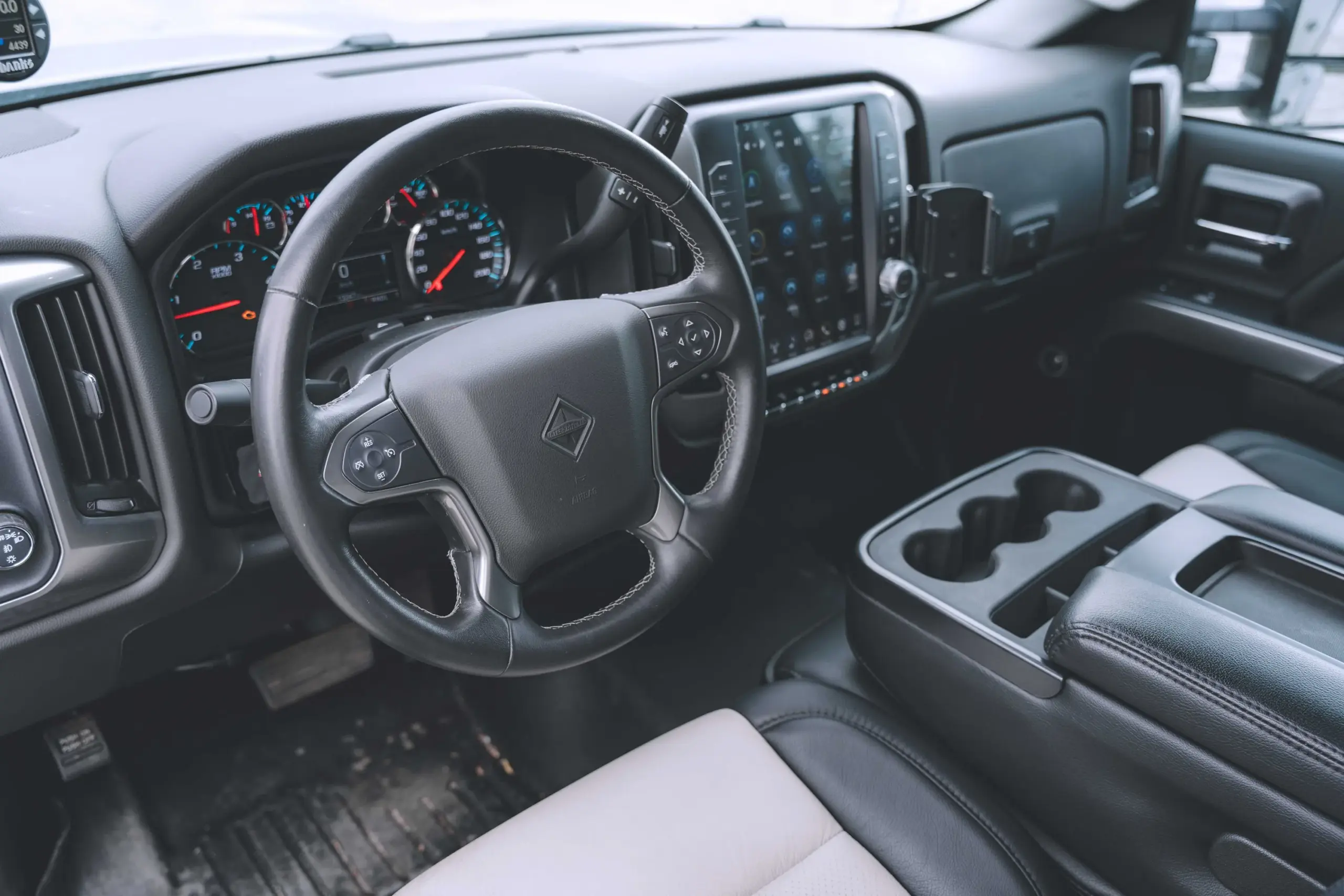 Innenraum des 2020 International CV515 mit zweifarbigem Leder, Touchscreen und analogen Armaturen.