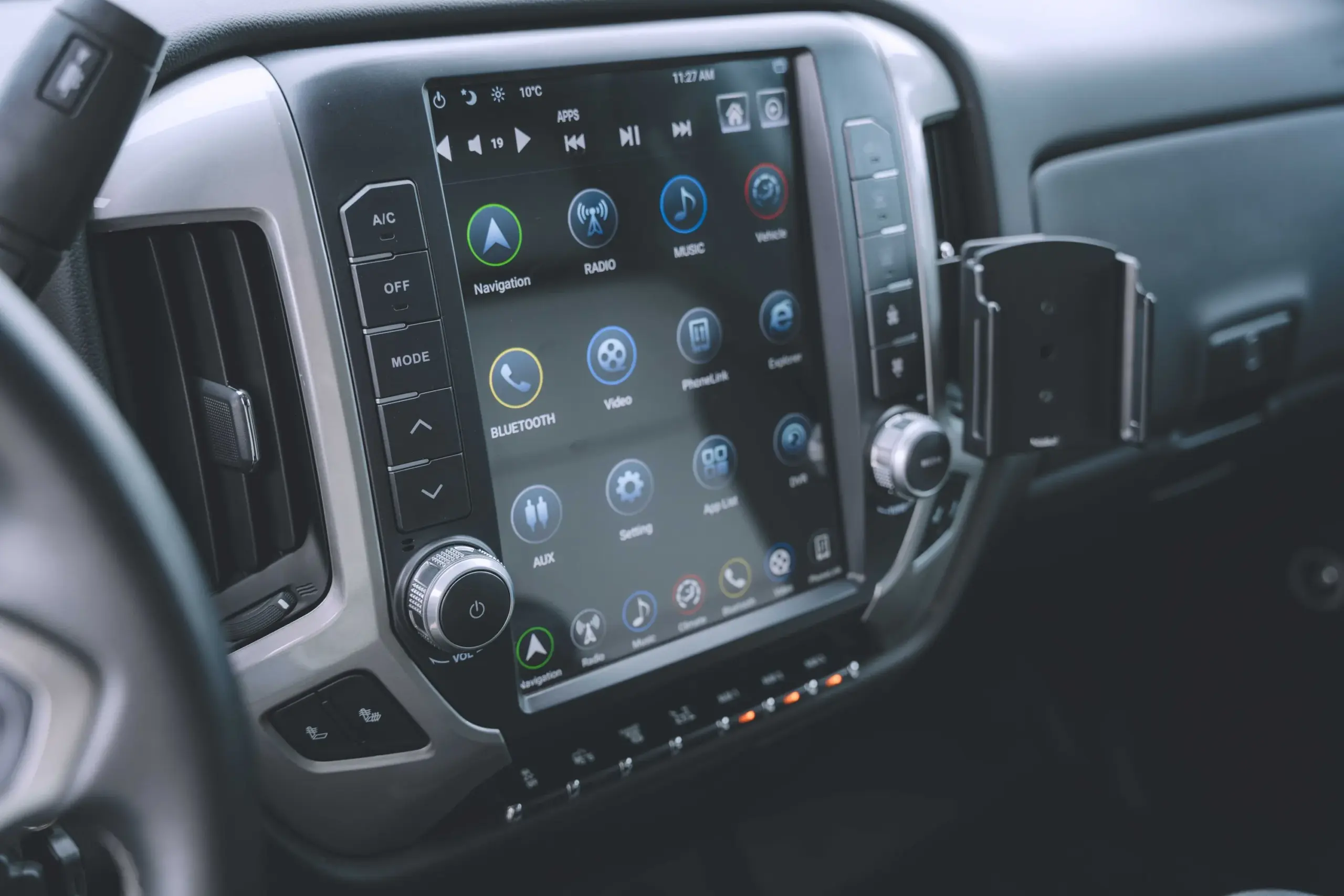 Nahaufnahme des integrierten LinksWell-Touchscreens im Cockpit eines International CV515.