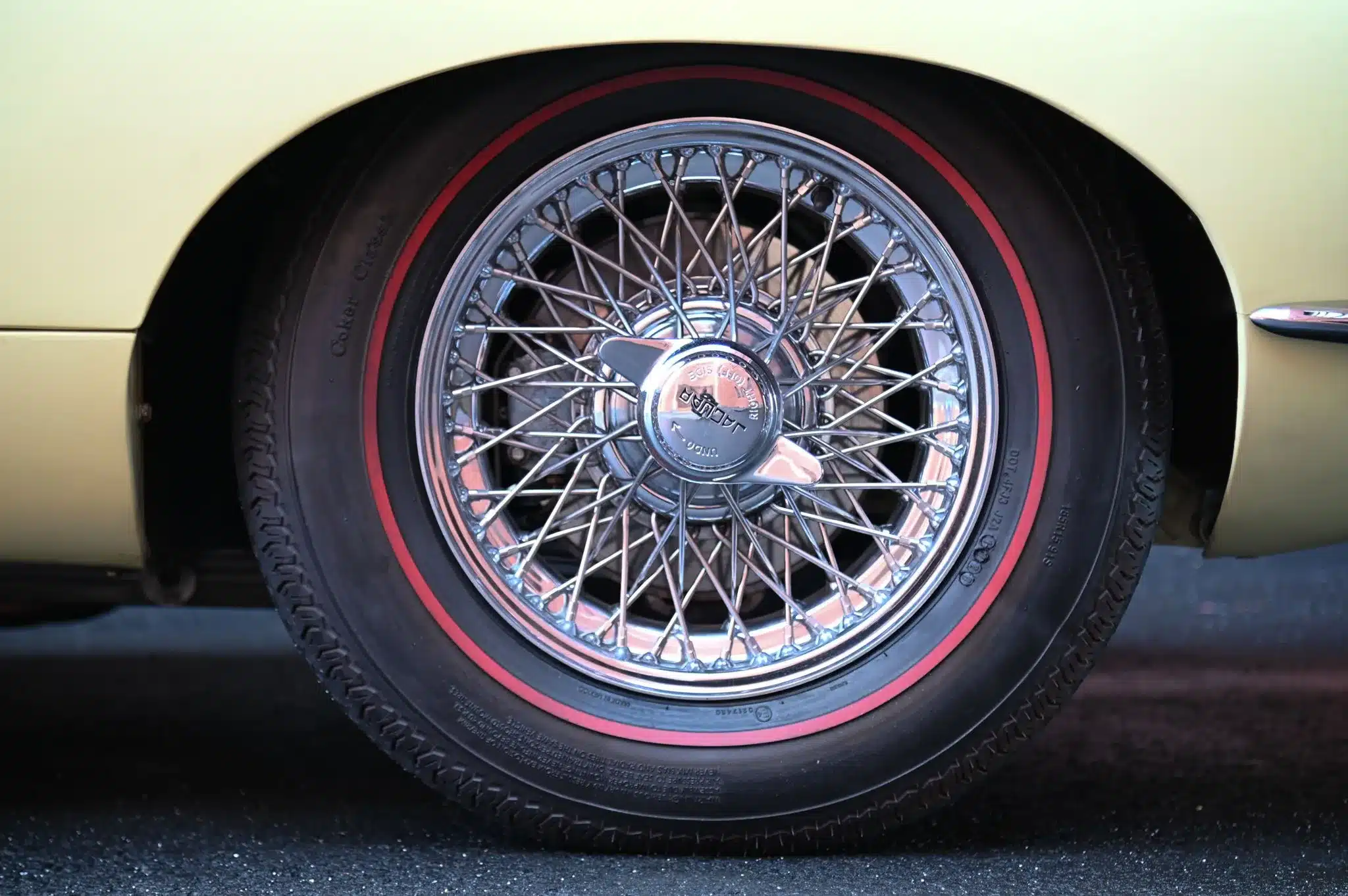 Drahtspeichenrad mit rotem Zierstreifen am Jaguar E-Type Series-1 von 1967