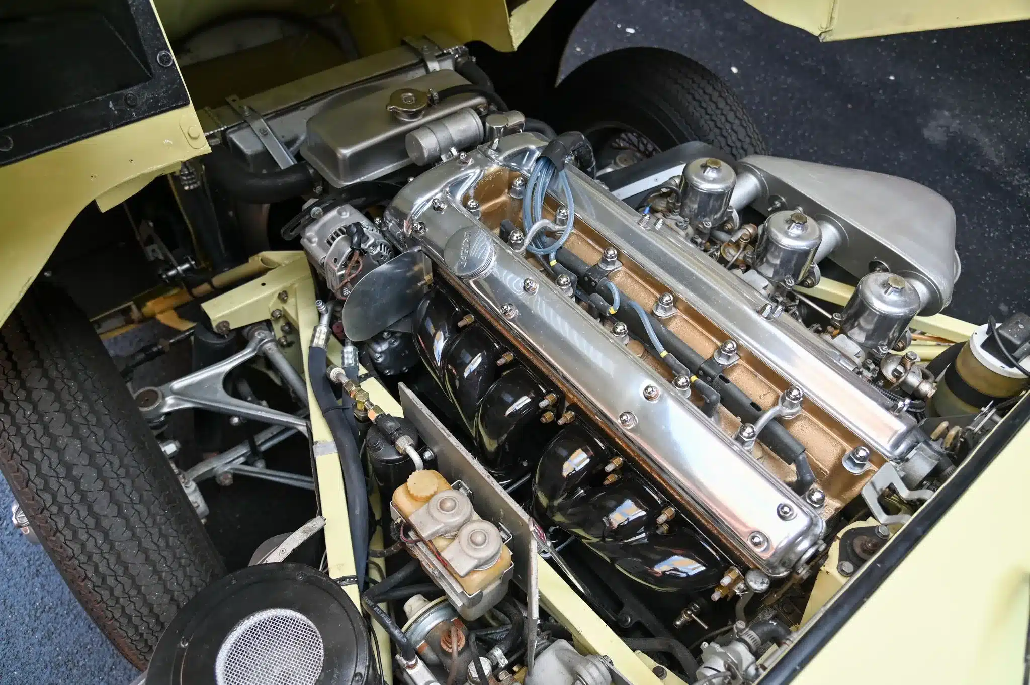 Restaurierter 4,2-Liter-Reihensechszylinder-Motor eines Jaguar E-Type Series 1 von 1967 im geöffneten Motorraum