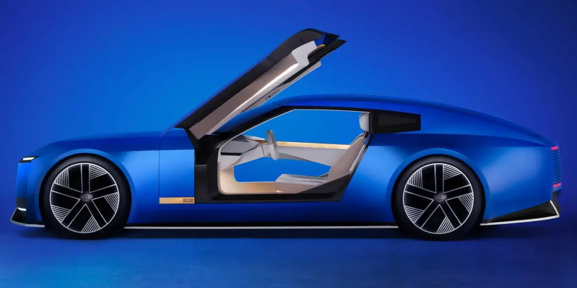 Seitenansicht des Jaguar Type 00 Konzeptautos in Blau mit geöffneter Gullwing-Tür und futuristischem Interieur.