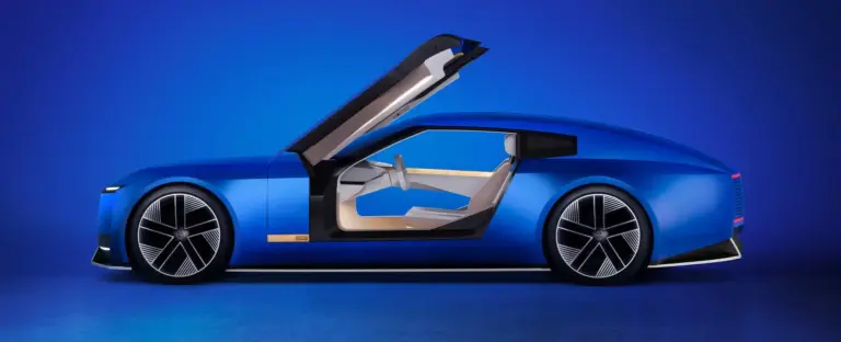 Seitenansicht des Jaguar Type 00 Konzeptautos in Blau mit geöffneter Gullwing-Tür und futuristischem Interieur.
