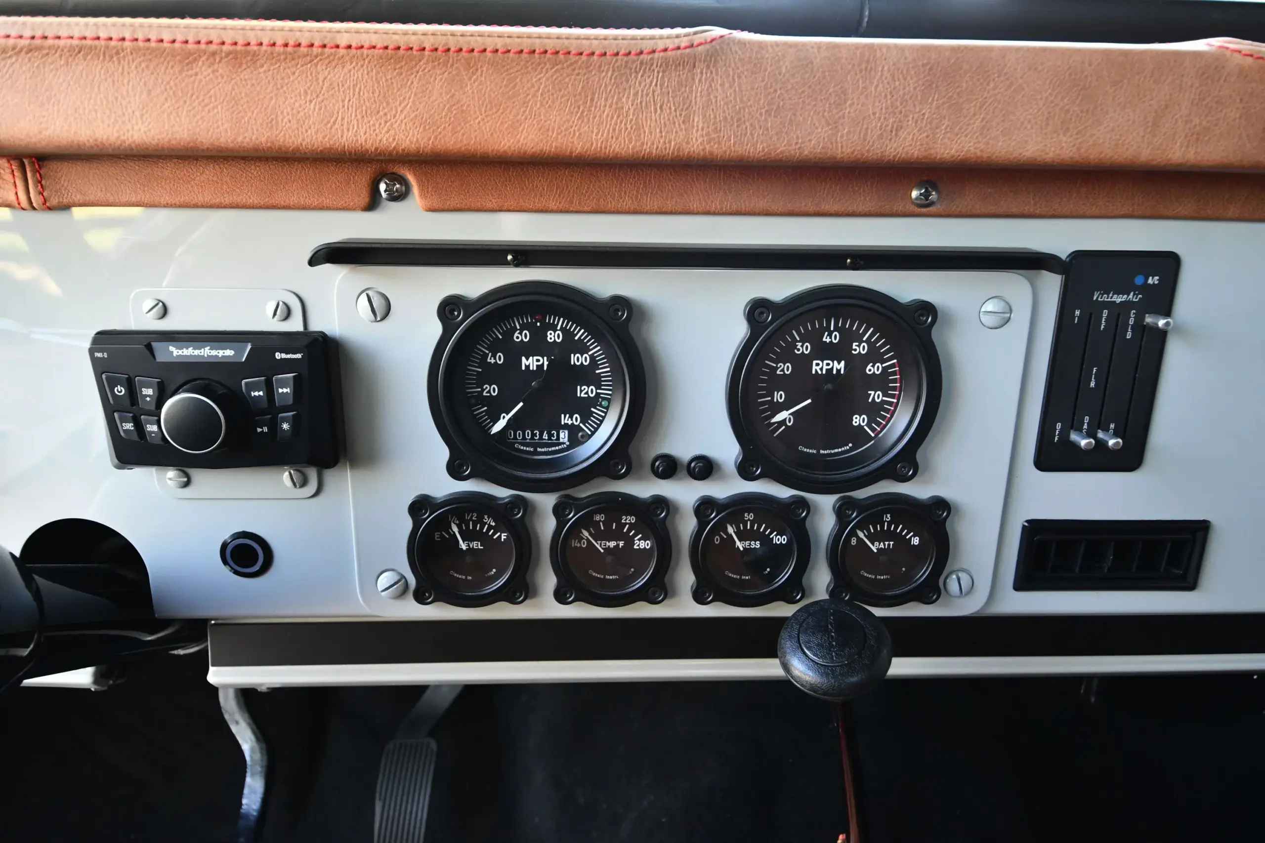 Armaturenbrett mit klassischen Instrumenten und modernen Bedienelementen im Kaiser-Jeep M715.