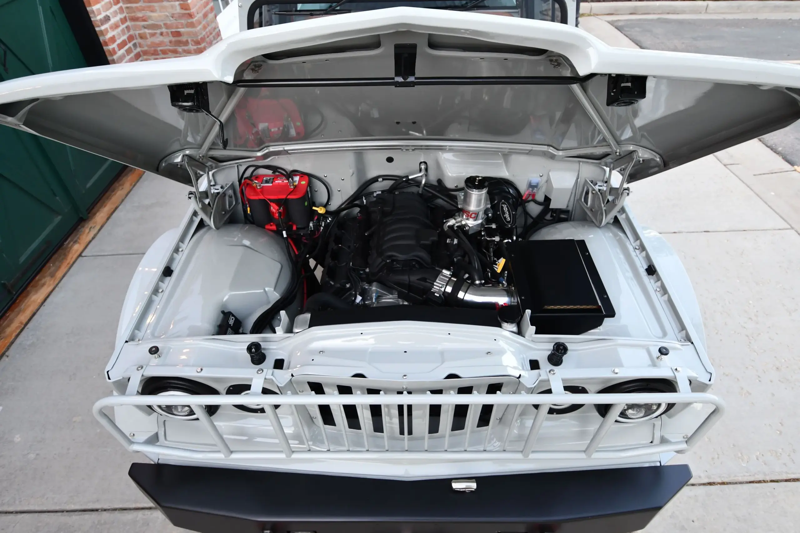 Geöffneter Motorraum eines restaurierten Kaiser-Jeep M715 mit HEMI-V8-Motor