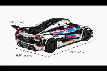 Klemmbausteinmodell des Mould King 13120S Regera Hypercar mit eingetragenen Maßen