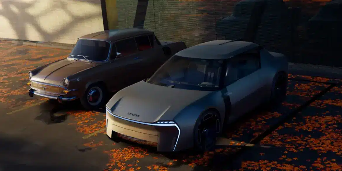 Links ein klassischer Škoda 1000 MBX, rechts dessen futuristisches Konzeptfahrzeug auf einem herbstlich bedeckten Parkplatz.