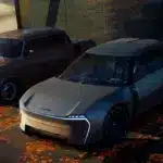 Links ein klassischer Škoda 1000 MBX, rechts dessen futuristisches Konzeptfahrzeug auf einem herbstlich bedeckten Parkplatz.