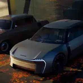 Links ein klassischer Škoda 1000 MBX, rechts dessen futuristisches Konzeptfahrzeug auf einem herbstlich bedeckten Parkplatz.