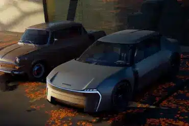 Links ein klassischer Škoda 1000 MBX, rechts dessen futuristisches Konzeptfahrzeug auf einem herbstlich bedeckten Parkplatz.