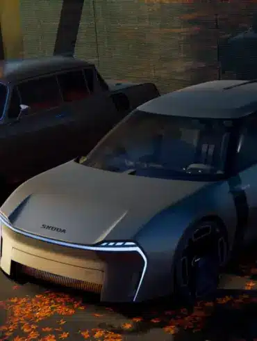 Links ein klassischer Škoda 1000 MBX, rechts dessen futuristisches Konzeptfahrzeug auf einem herbstlich bedeckten Parkplatz.