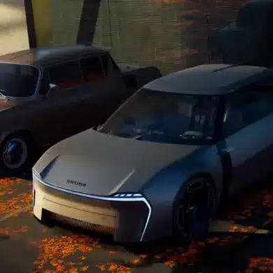 Links ein klassischer Škoda 1000 MBX, rechts dessen futuristisches Konzeptfahrzeug auf einem herbstlich bedeckten Parkplatz.