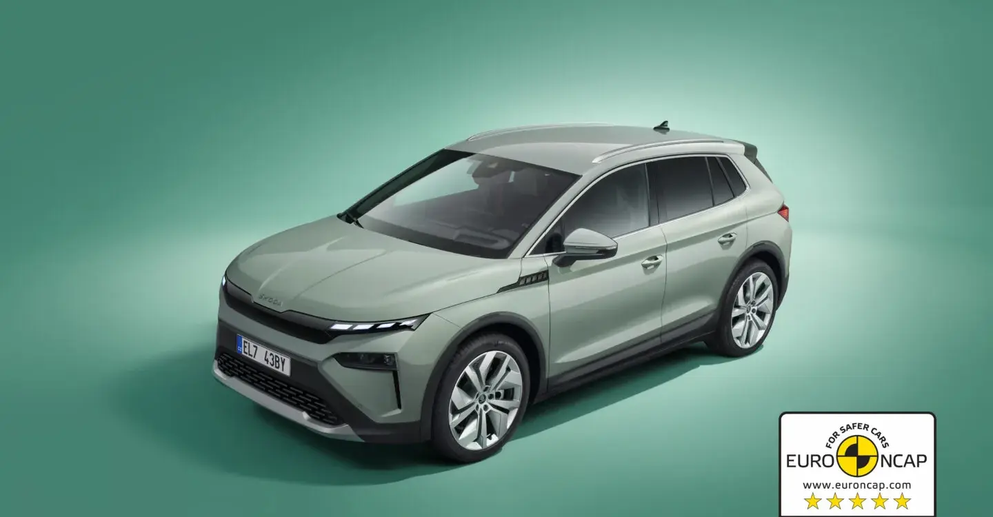 Škoda Elroq Elektro-SUV in Grau auf grünem Hintergrund mit Euro NCAP Fünf-Sterne-Test 2025 Logo.