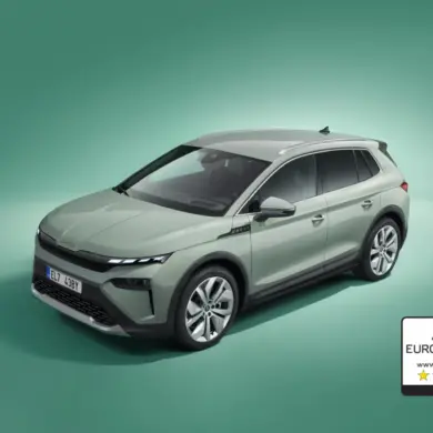 Škoda Elroq Elektro-SUV in Grau auf grünem Hintergrund mit Euro NCAP Fünf-Sterne-Test 2025 Logo.