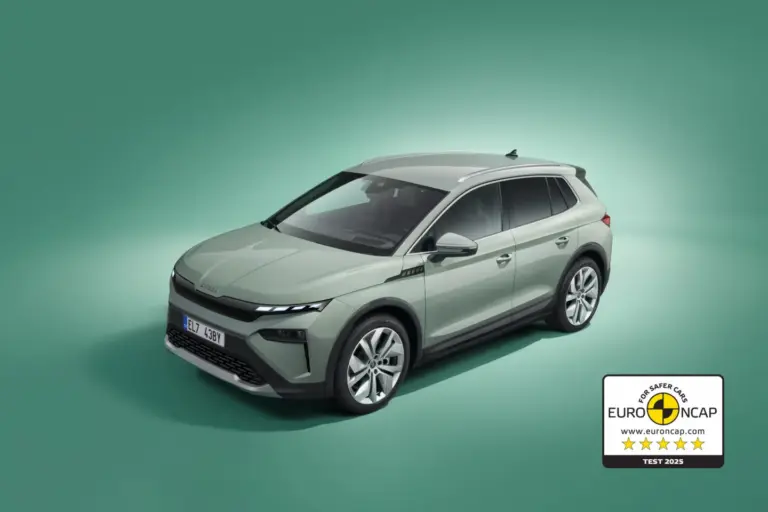 Škoda Elroq Elektro-SUV in Grau auf grünem Hintergrund mit Euro NCAP Fünf-Sterne-Test 2025 Logo.