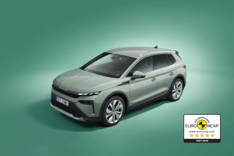 Škoda Elroq Elektro-SUV in Grau auf grünem Hintergrund mit Euro NCAP Fünf-Sterne-Test 2025 Logo.