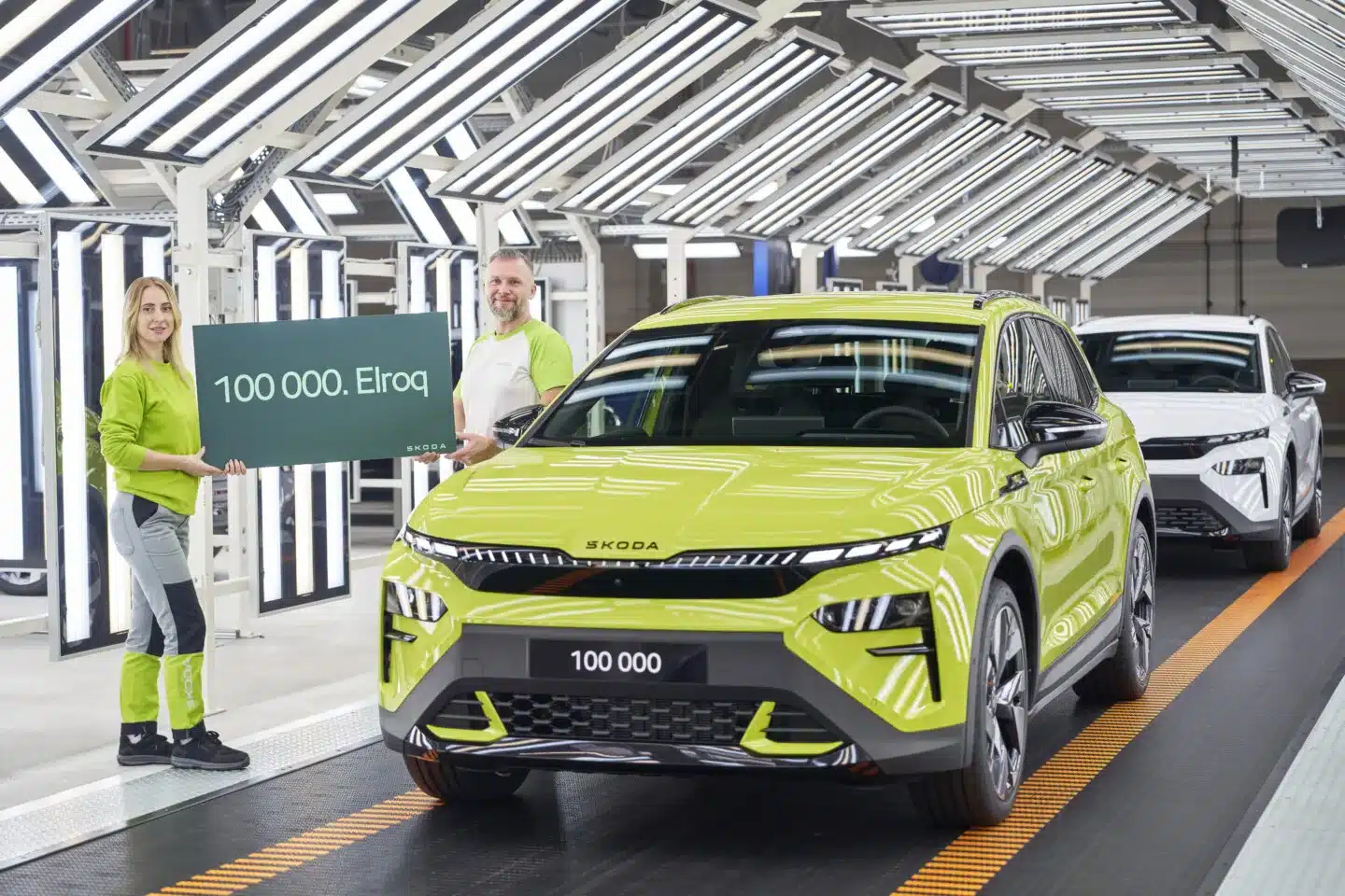 Mitarbeiter präsentieren das 100.000ste Škoda Elroq Modell in Mamba Green im Werk Mladá Boleslav.