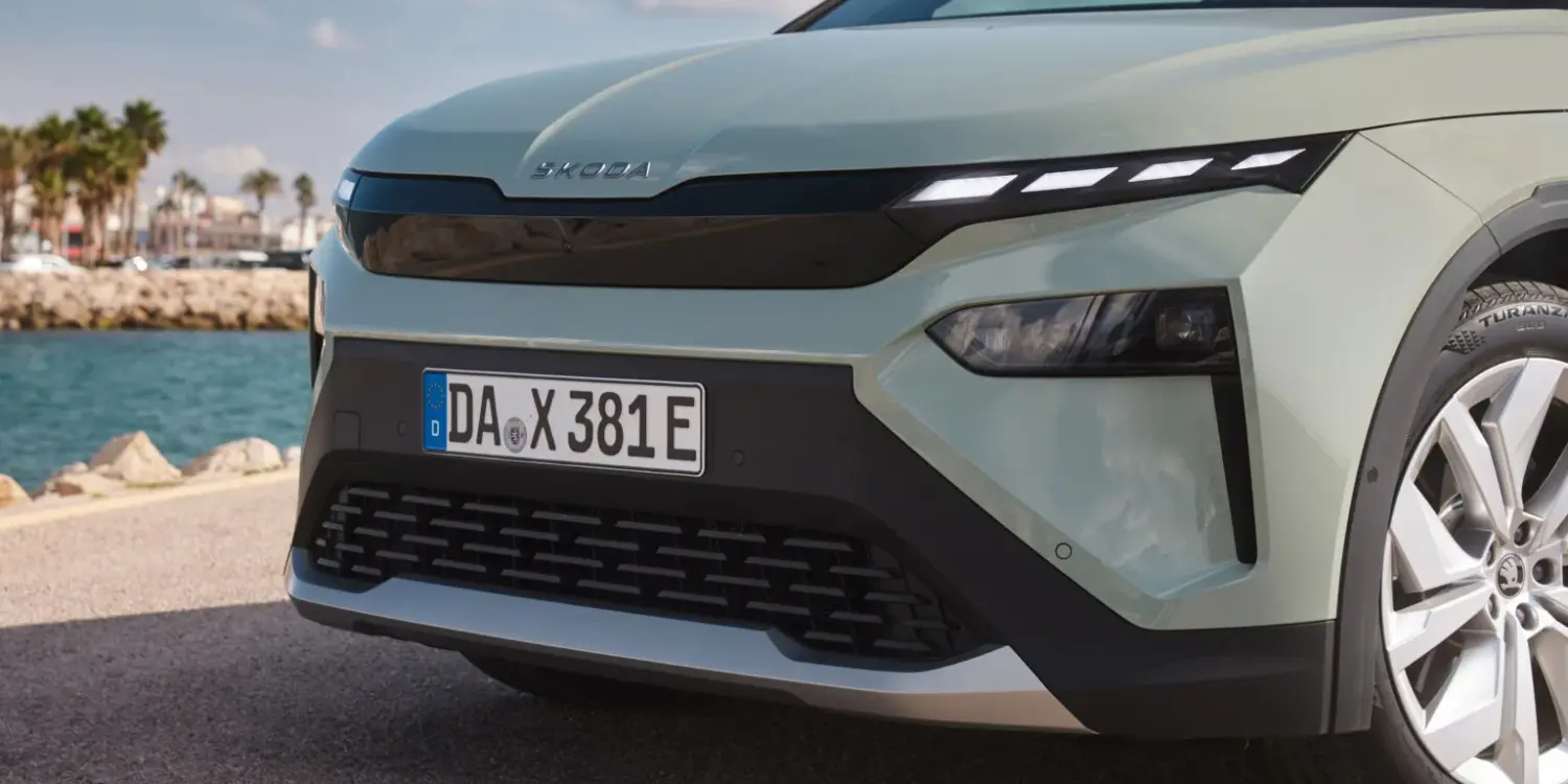 Frontansicht des neuen Škoda Elroq mit markanten LED-Leuchten, Tech-Deck-Face und Škoda-Schriftzug auf der Motorhaube.